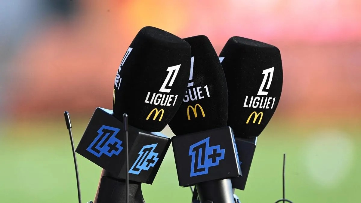 Logo LFP dan Ligue 1 dalam konferensi pers soal lelang hak siar liga Prancis