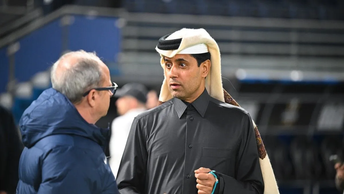 Logo PSG dengan latar belakang stadion Parc des Princes dan tulisan Qatar Airways