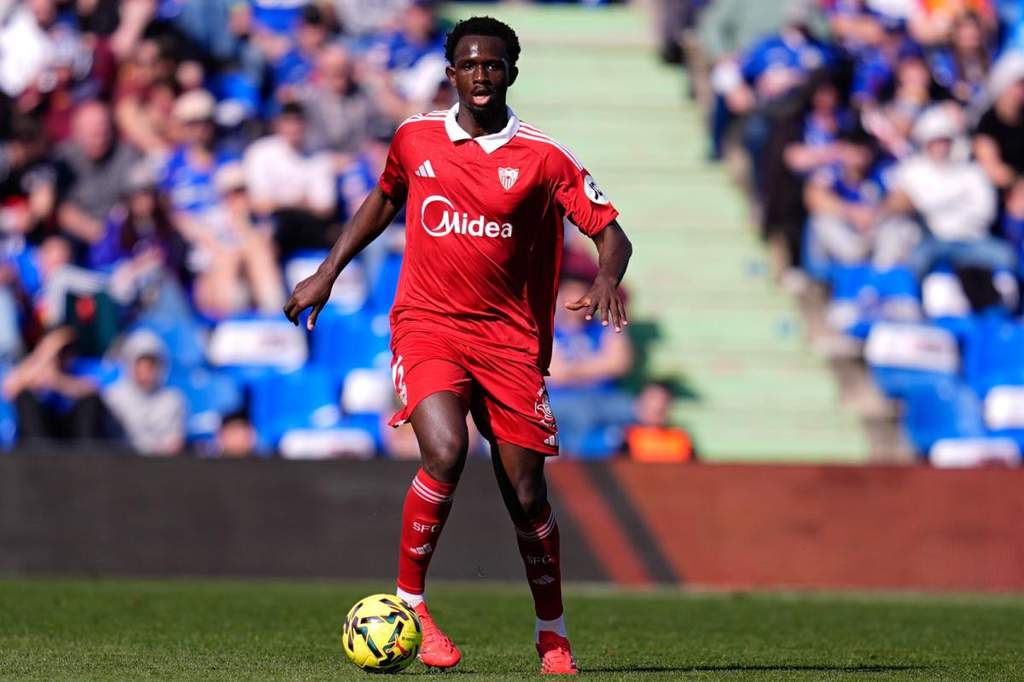 Bek tengah Sevilla FC Tanguy Kouassi beraksi di lapangan