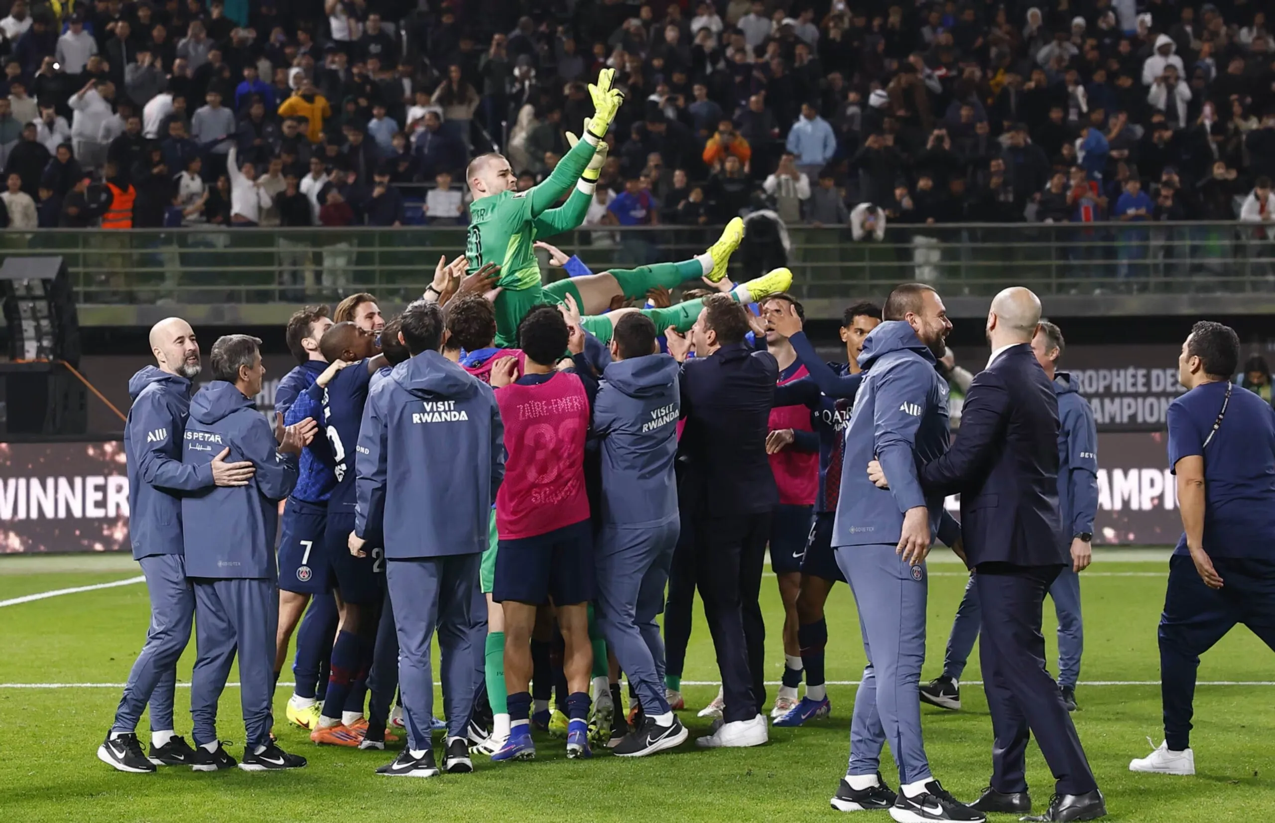 Lucas Chevalier bersiap di bawah mistar gawang PSG.