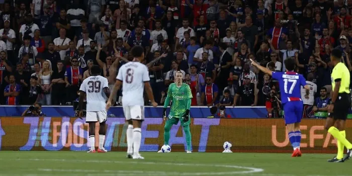 Kiper PSG Lucas Chevalier berlatih gawang di sesi latihan tim