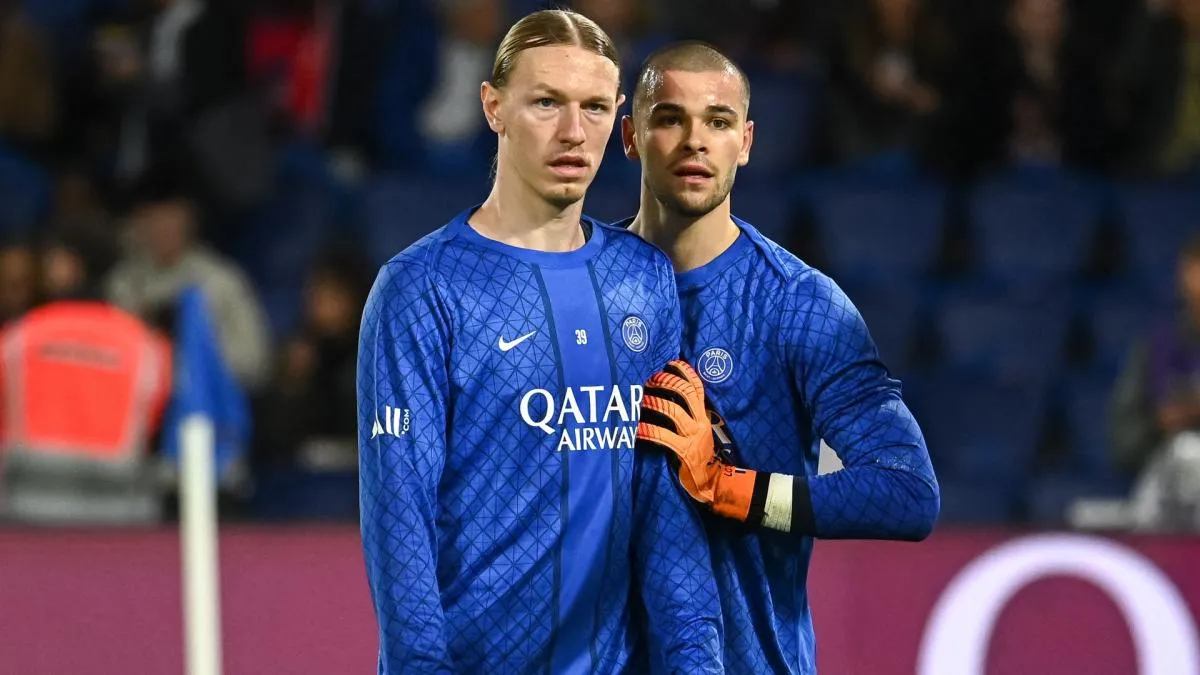 Lucas Chevalier dan Matvey Safonov bersaing memperebutkan posisi kiper utama PSG