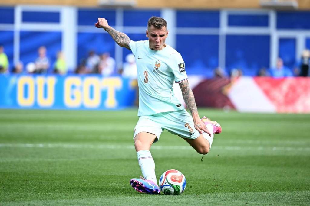 Lucas Digne kembali ke Paris Saint-Germain dari Aston Villa.