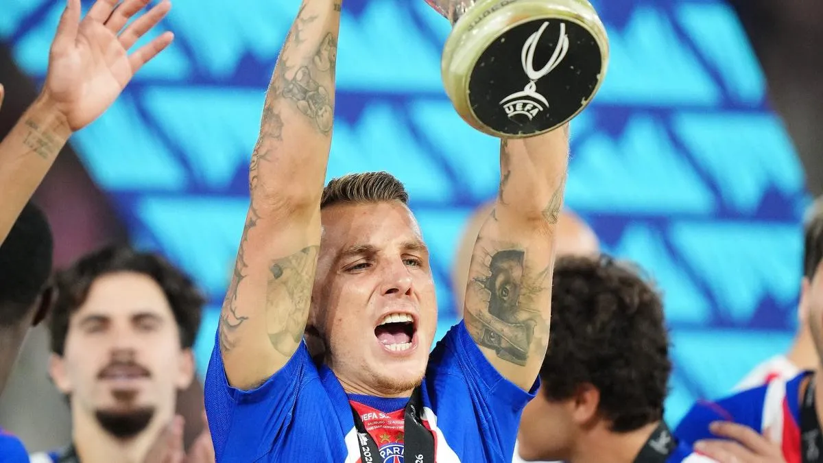 Lucas Digne berlatih bersama PSG dengan ekspresi serius di Parc des Princes