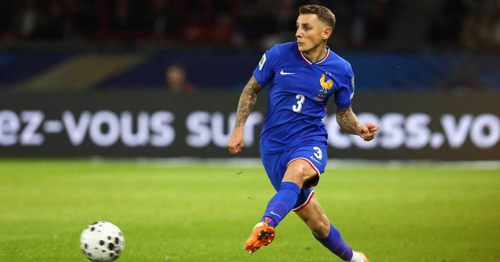 Lucas Digne bersiap menjalani tes medis bersama Paris Saint-Germain