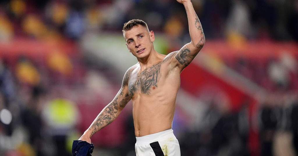 Lucas Digne mengenakan jaket latihan Paris Saint-Germain
