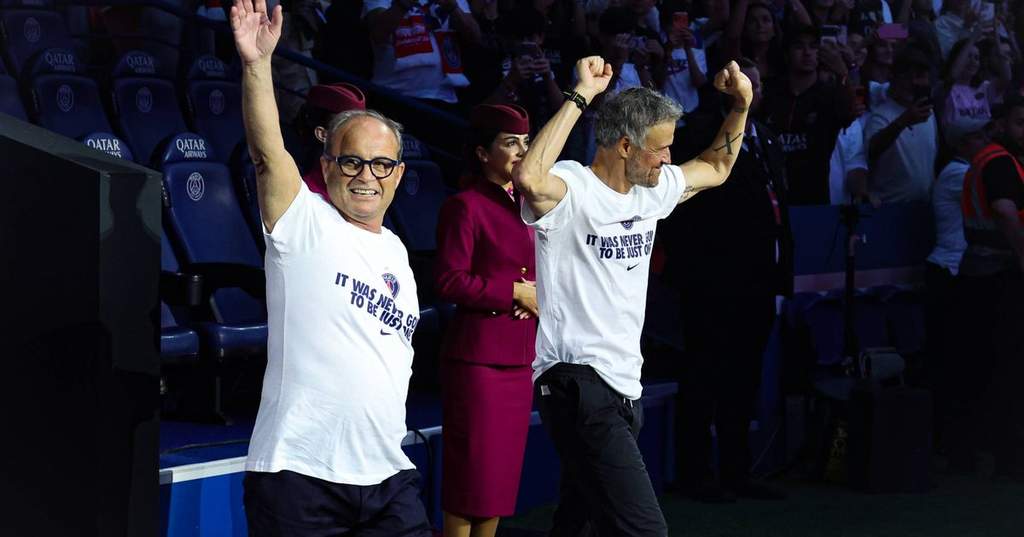 Luis Campos direktur olahraga Paris Saint-Germain tersenyum di stadion.