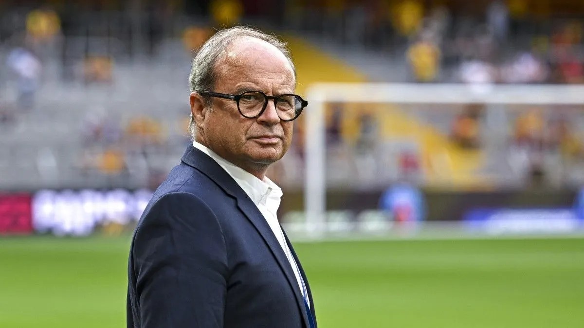 Luis Campos direktur olahraga PSG melihat papan taktik di stadion