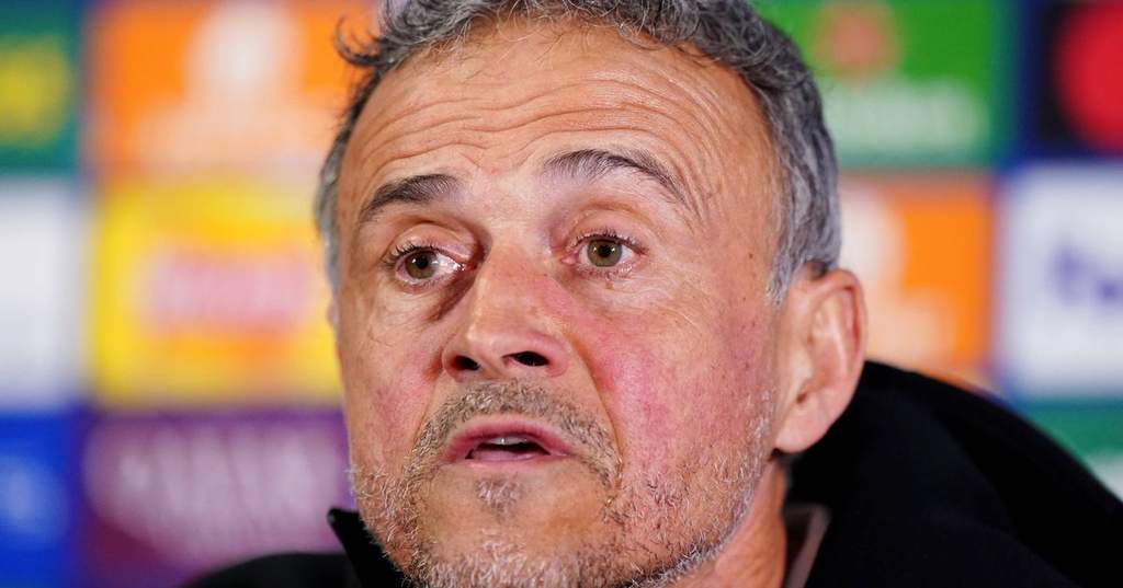 Luis Enrique tersenyum dalam konferensi pers jelang laga PSG vs Rennes