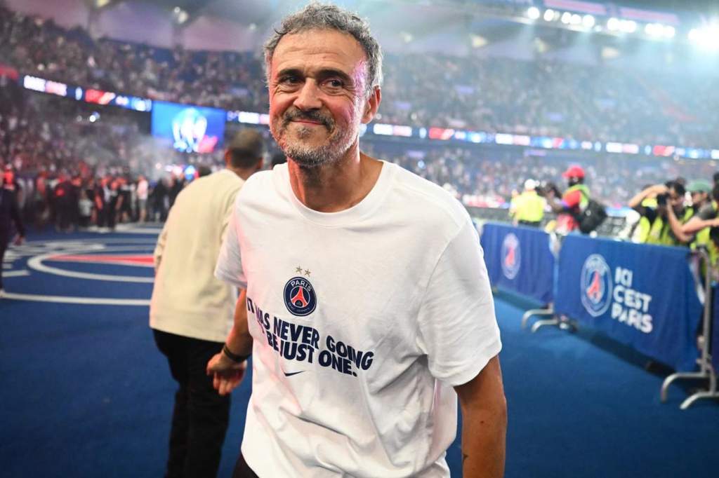 Pelatih legendaris Luis Enrique saat meresmikan taman atas namanya di kota Gijon.