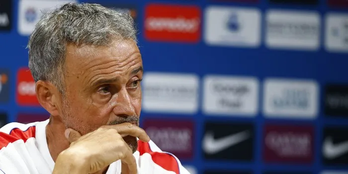 Luis Enrique memberikan instruksi kepada pemain PSG dalam laga melawan Brest di Ligue 1