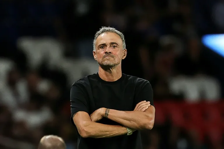 Luis Enrique memberikan instruksi kepada pemain PSG di laga Liga Champions