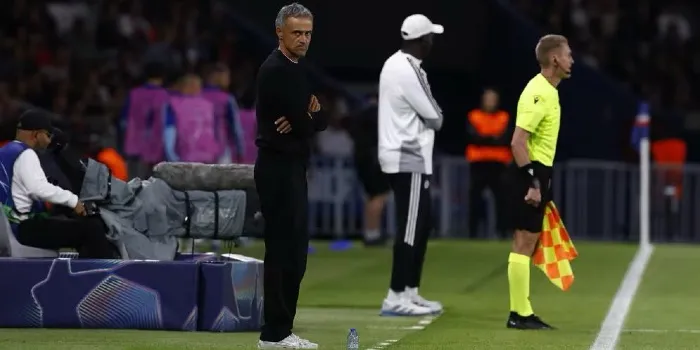 Luis Enrique memberi instruksi kepada pemain PSG saat melawan Slovan Bratislava di Parc des Princes
