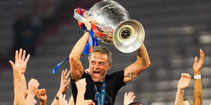 Luis Enrique pelatih PSG berbicara dalam konferensi pers setelah perpanjangan kontrak