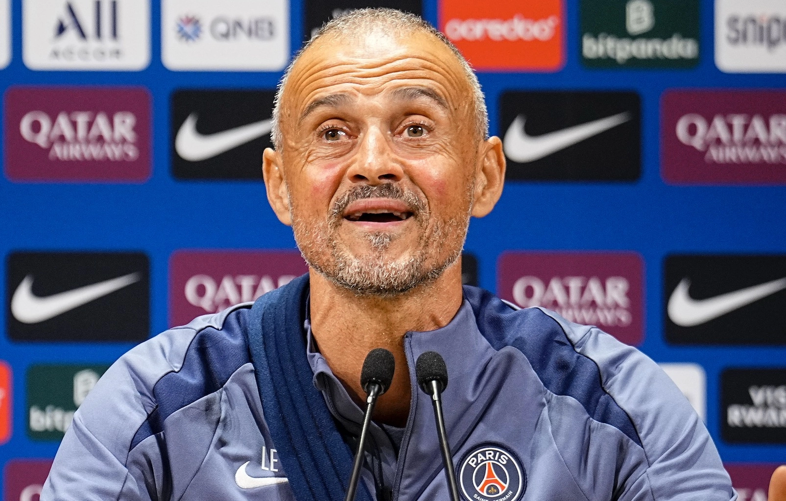 Luis Enrique memberikan instruksi kepada pemain PSG di sesi latihan