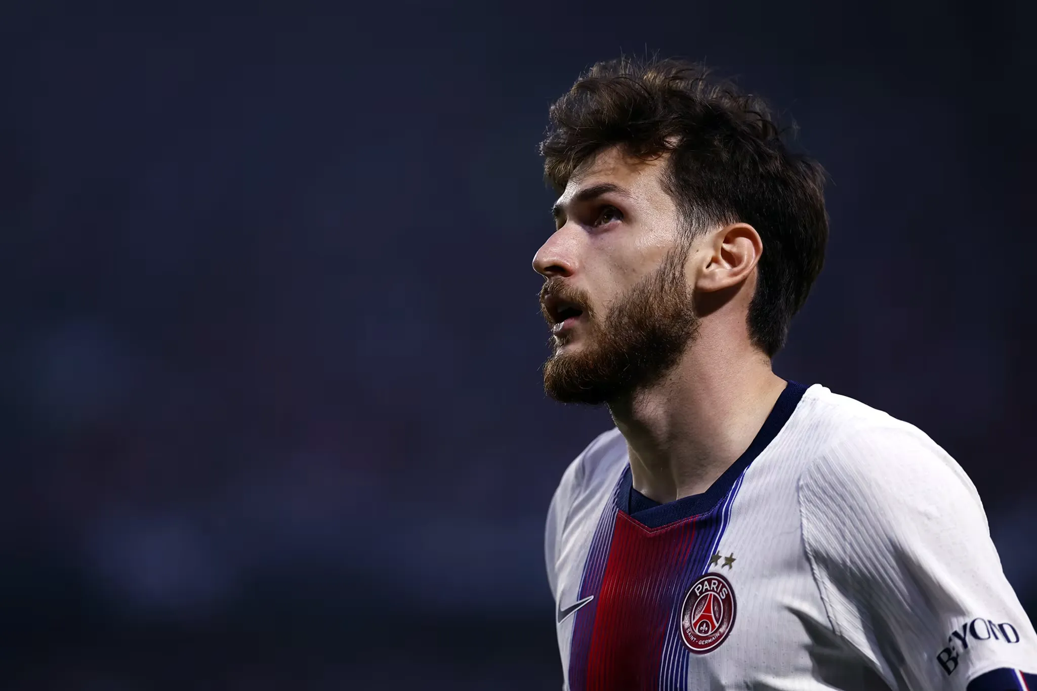 Luis Enrique memberi instruksi kepada pemain PSG di sesi latihan sebelum laga
