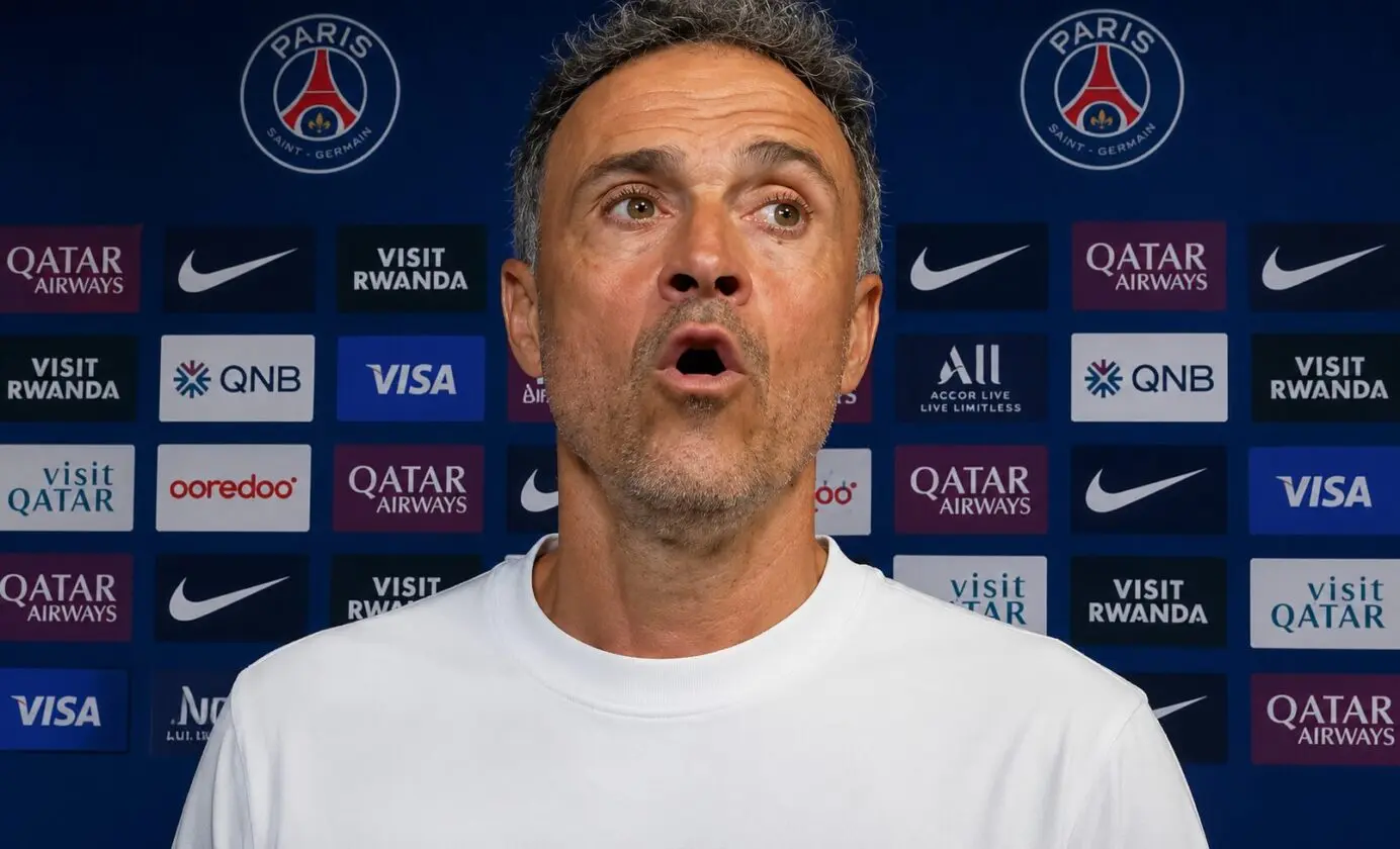 Luis Enrique memberikan instruksi di pinggir lapangan dengan ekspresi serius