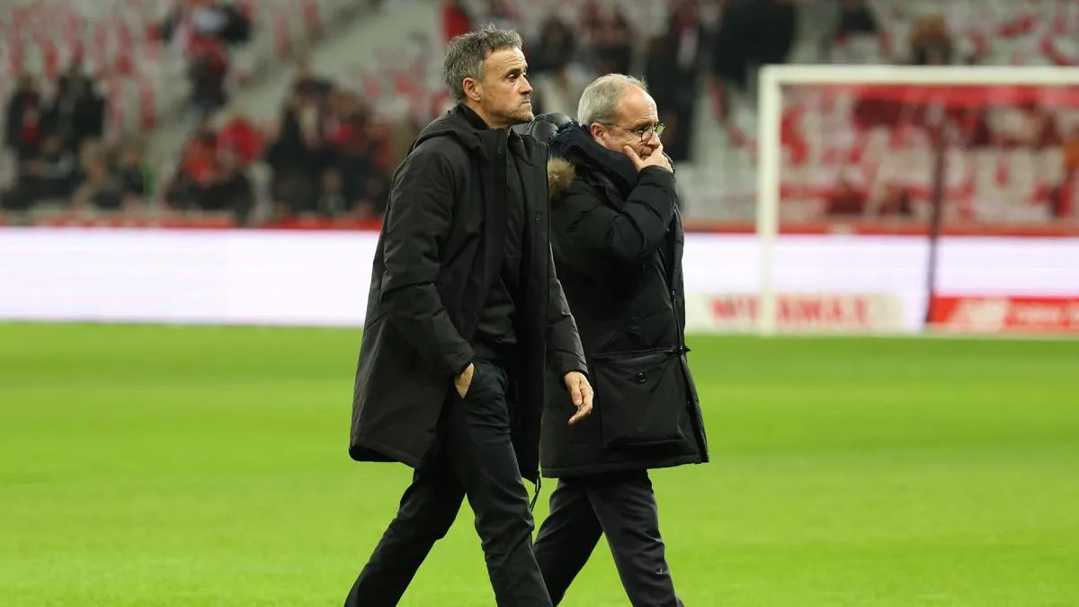 Luis Enrique bereaksi di pinggir lapangan saat PSG kalah dari Monaco di Parc des Princes