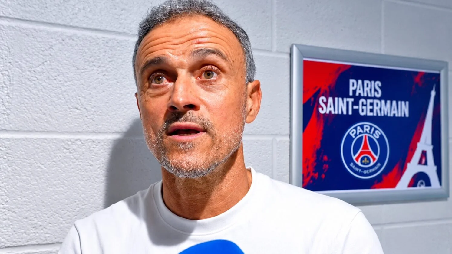 Luis Enrique bereaksi di pinggir lapangan saat PSG lawan Monaco