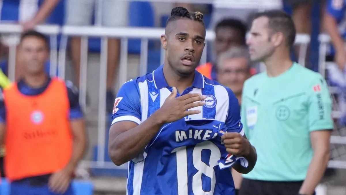 Mariano Diaz merayakan gol bersama rekan setim di Alavés
