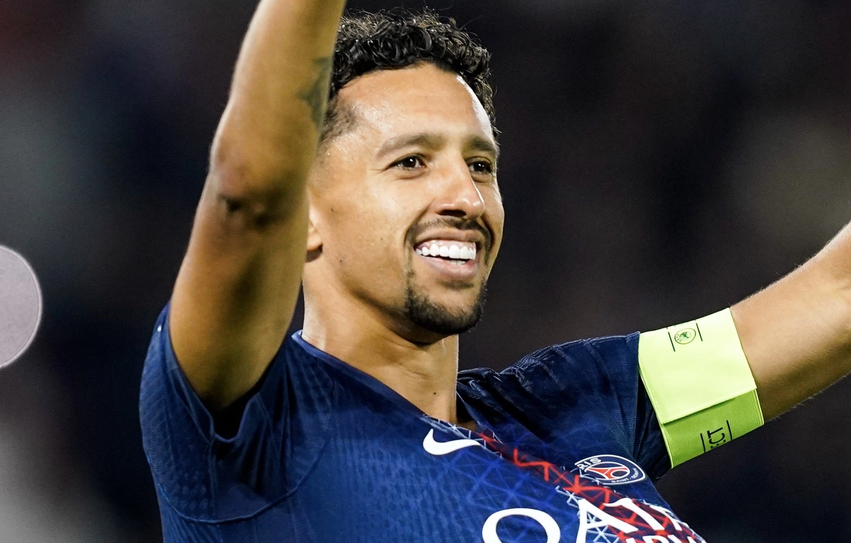 Marquinhos merayakan gol kemenangan PSG ke gawang Marseille di Velodrome