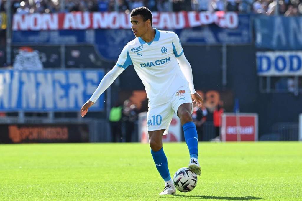 Stadion Velodrome milik Olympique de Marseille di Prancis.