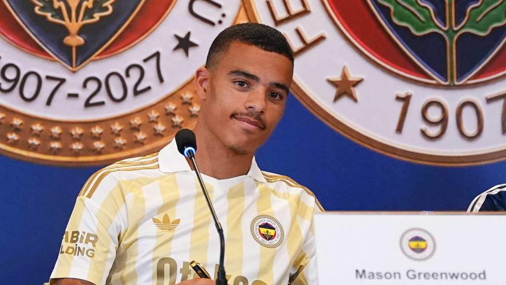 Mason Greenwood berpose dengan seragam klub barunya Fenerbahce.