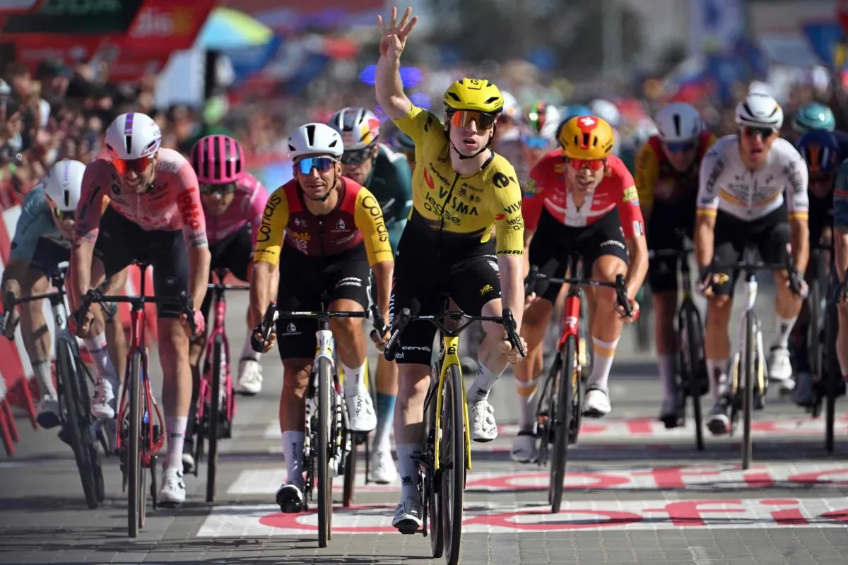Matthew Brennan merayakan kemenangan tahap Vuelta 2026 setelah sprint finis