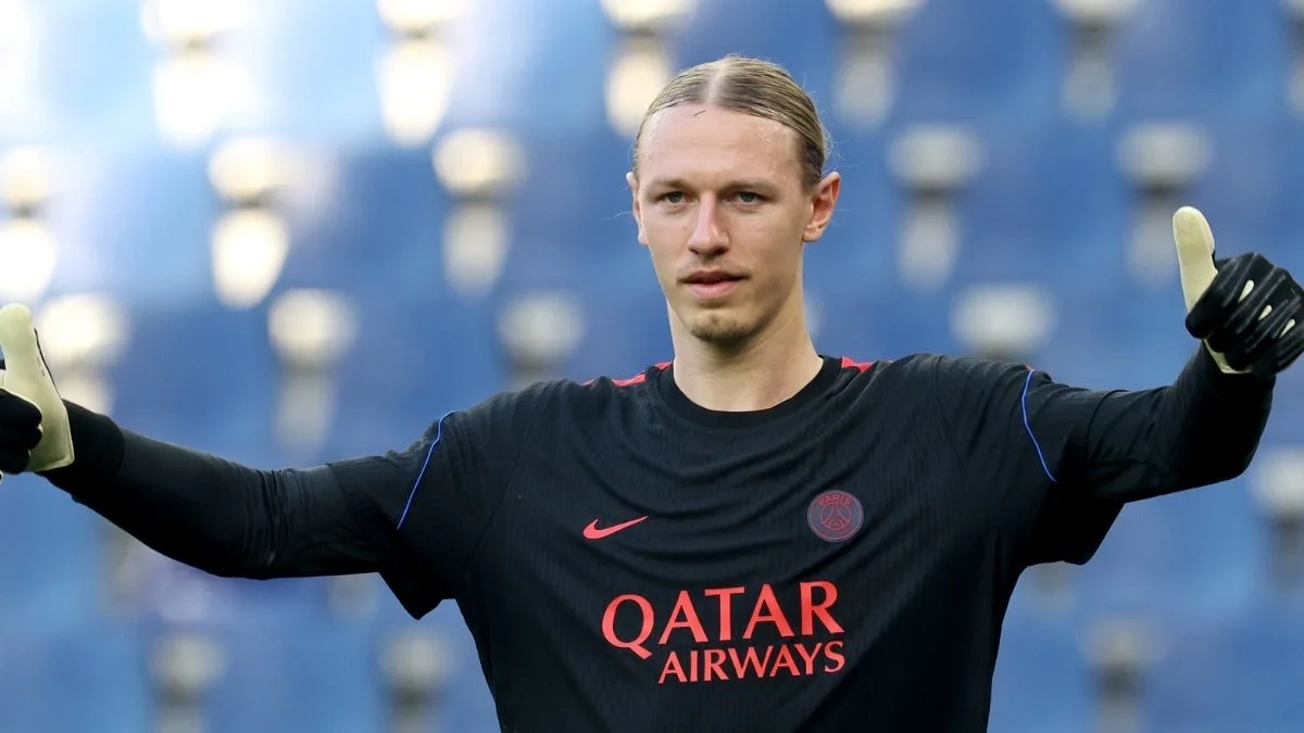 Matvei Safonov melakukan pemanasan sebelum pertandingan PSG di Ligue 1