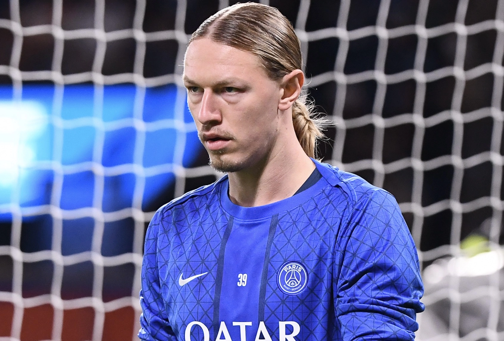 Matvey Safonov kiper PSG memegang catatan analisis penalti di lapangan
