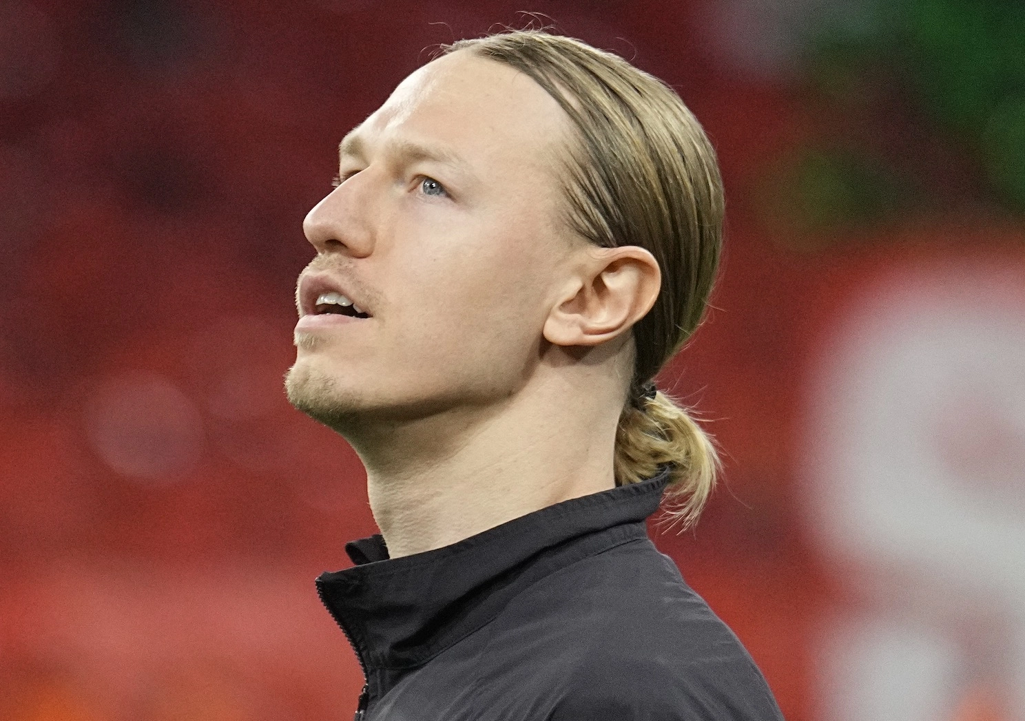 Matvey Safonov kiper PSG tersenyum dalam latihan bersama tim