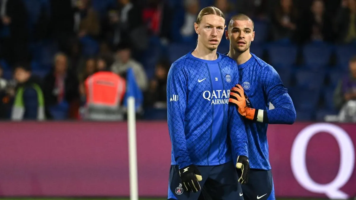 Matvey Safonov kiper PSG saat melakukan penyelamatan di pertandingan Ligue 1