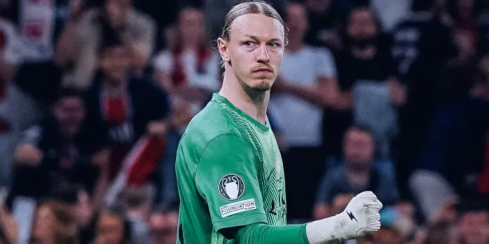 Matvey Safonov kiper utama PSG saat melakukan selebrasi di pertandingan Ligue 1
