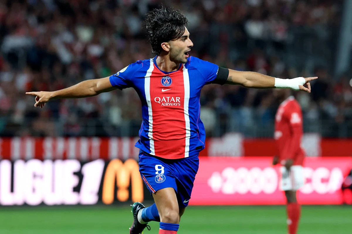 Matvey Safonov melakukan penyelamatan saat Brest vs PSG di Stade Francis-Le Ble
