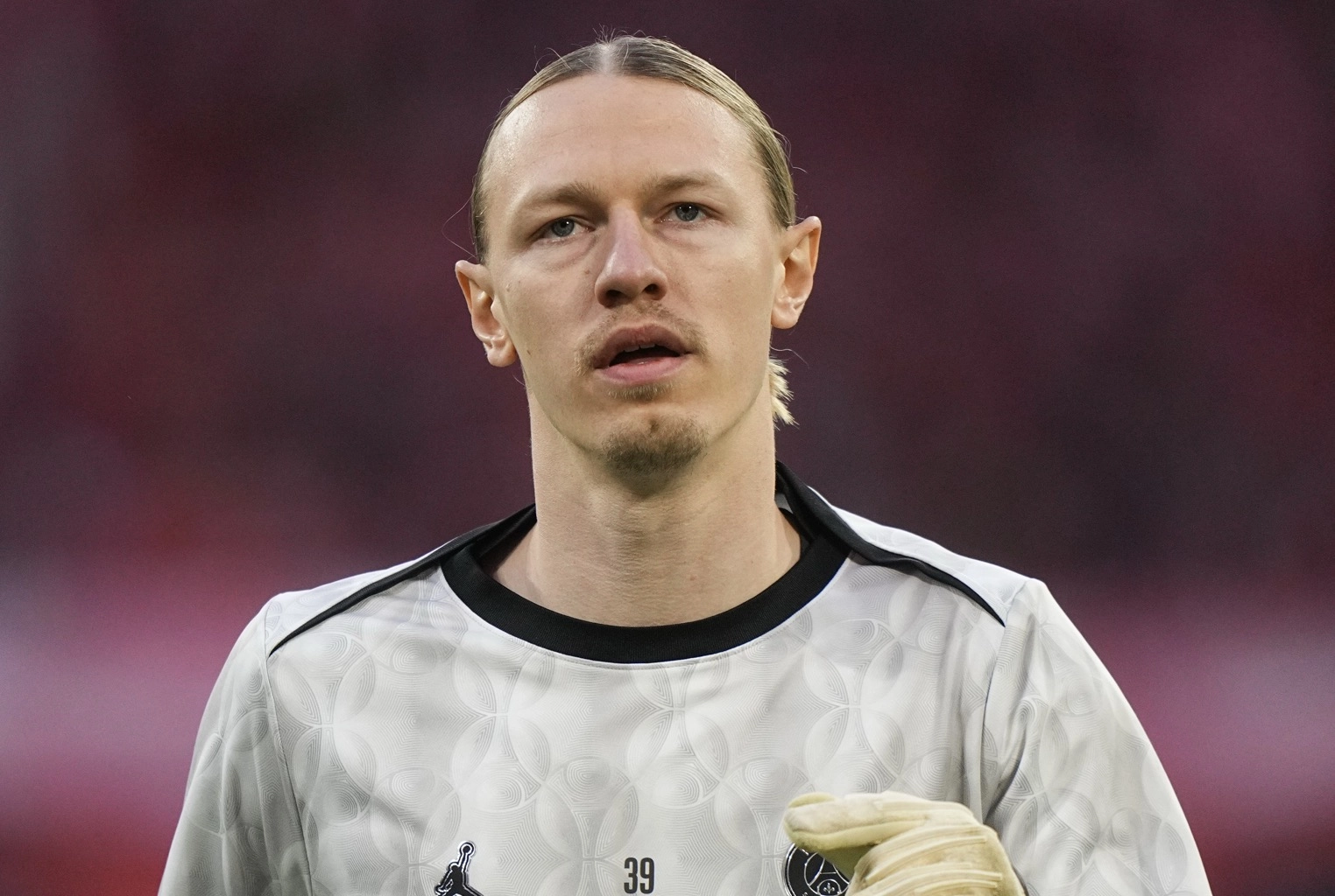 Matvey Safonov melakukan penyelamatan penting saat PSG melawan Brest di Ligue 1