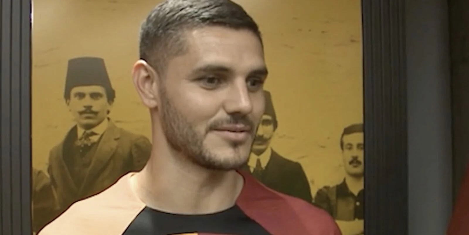 Mauro Icardi eks penyerang PSG saat mengemudi mobil di Argentina dalam video yang viral