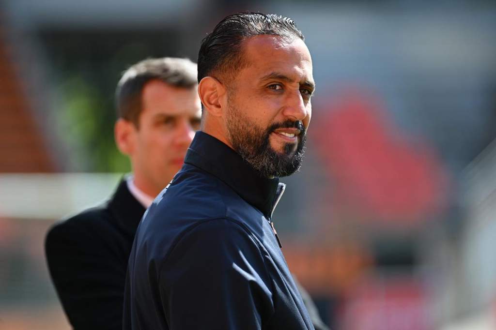 Medhi Benatia mengamati bursa transfer untuk klub Olympique de Marseille.
