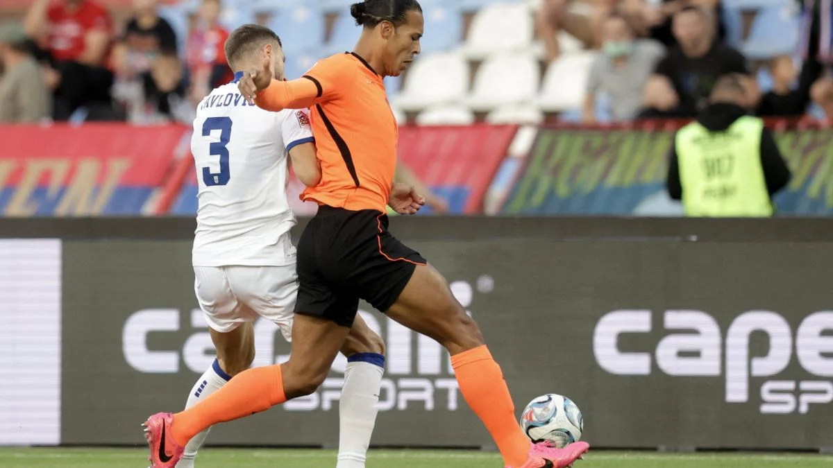 Pemain Belanda Mexx Meerdink merayakan gol keduanya melawan Serbia di Liga Nations