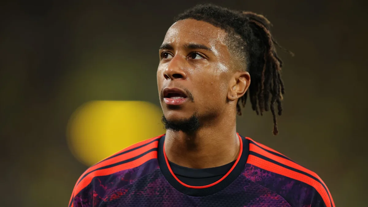 Michael Olise merayakan gol bersama Bayern Munich di Allianz Arena