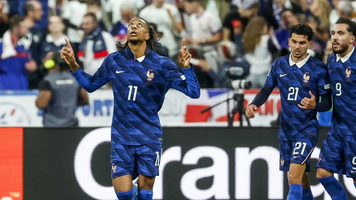 Michael Olise merayakan gol bersama pemain timnas Prancis saat melawan Belgia di Stade de France