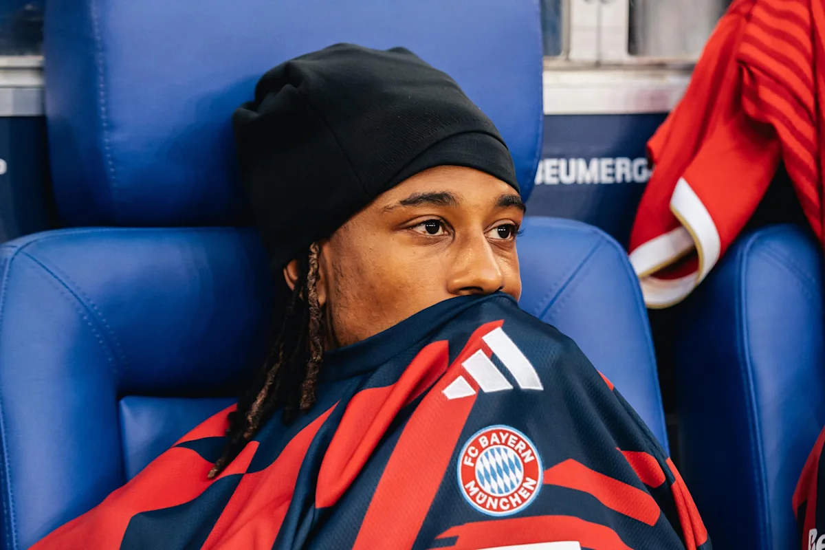 Michael Olise berlari membawa bola saat bermain untuk Bayern Munich
