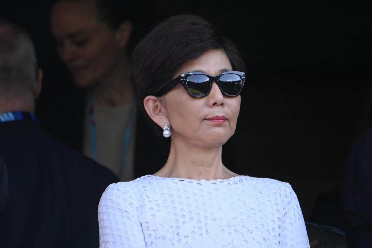 Michele Kang tersenyum menerima penghargaan dari CIO.