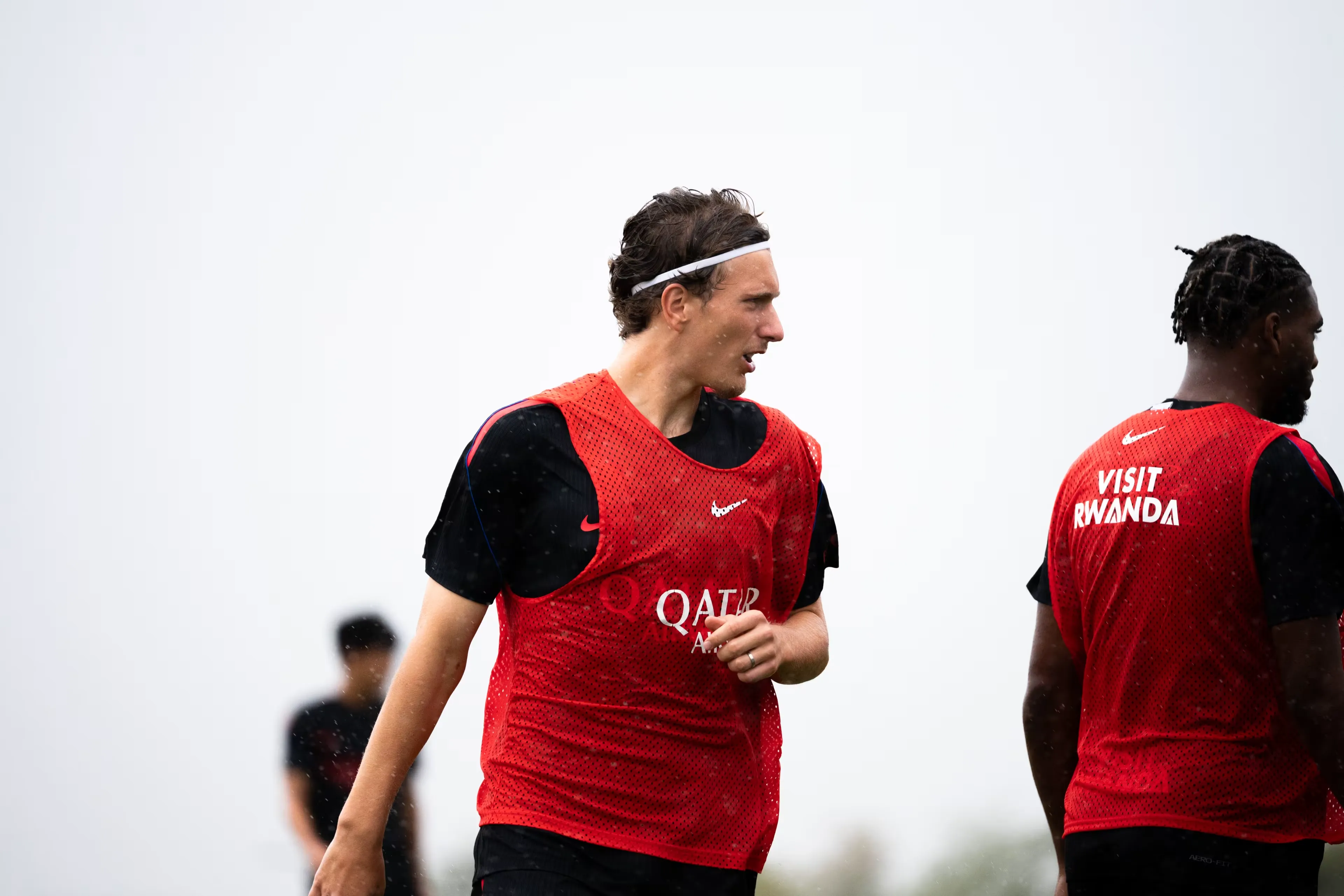 Mika Godts memperkenalkan diri sebagai pemain baru PSG.
