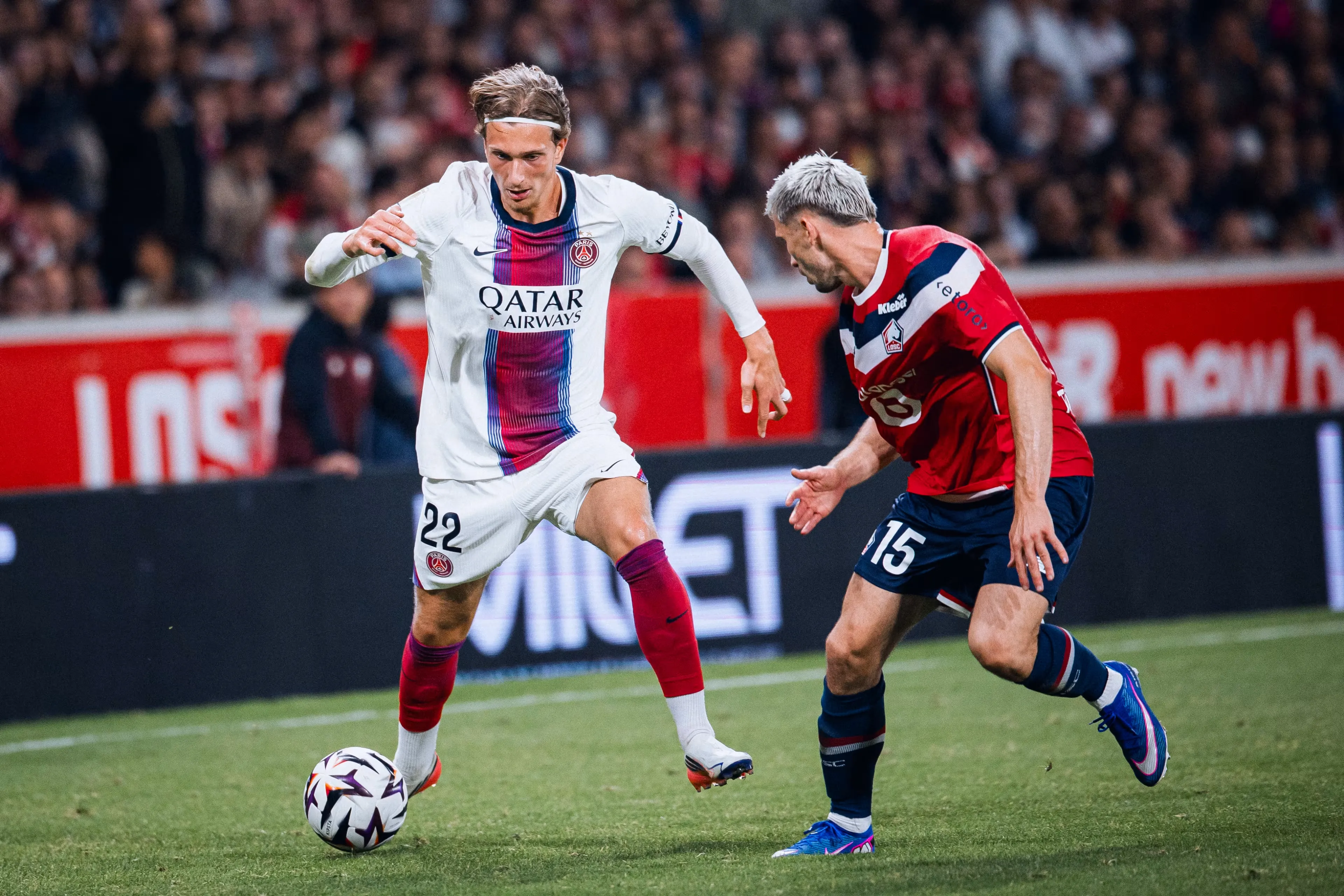 Mika Godts pemain baru PSG berpose dengan jersey klub di Parc des Princes