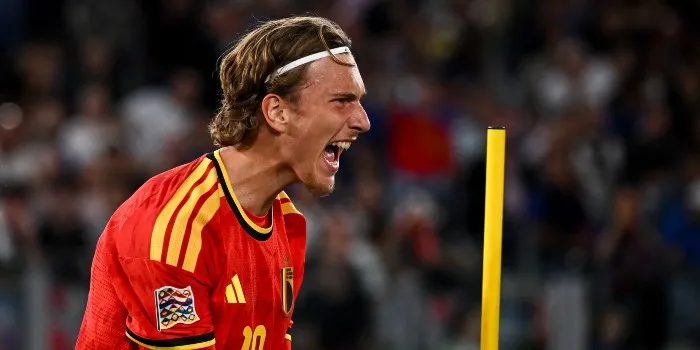 Mika Godts pemain PSG mencetak gol untuk Belgia melawan Italia di Ligue Nations