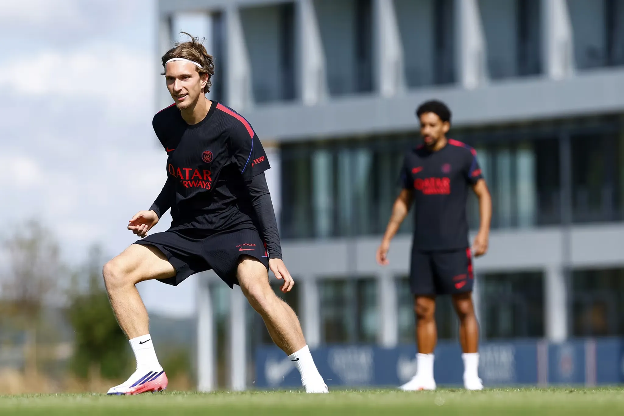 Mika Godts pemain baru PSG berpose dengan kostum klub usai tanda tangan kontrak