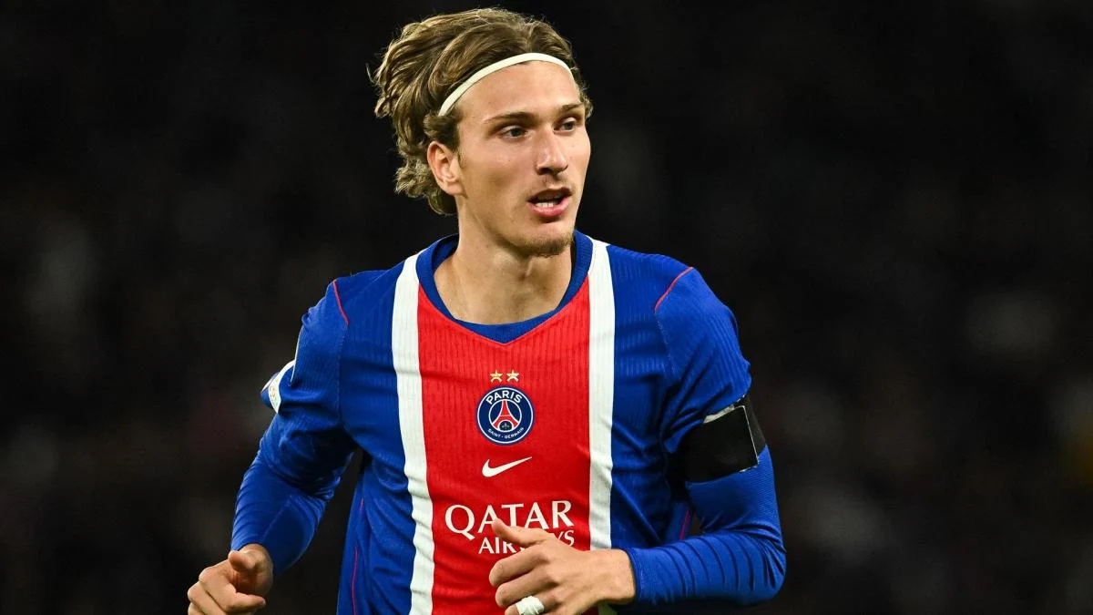 Mika Godts saat membela PSG di pertandingan Ligue 1 melawan Marseille
