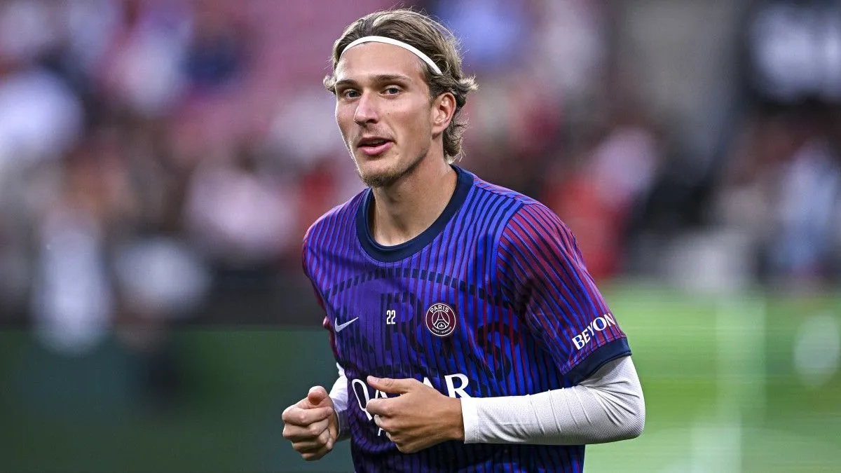 Pemain muda Belgia Mika Godts berlatih bersama skuad PSG di pusat latihan