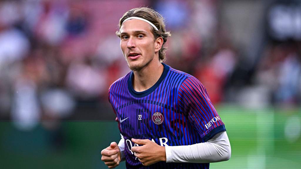 Mika Godts berbicara dalam sesi Media Day Paris Saint-Germain.