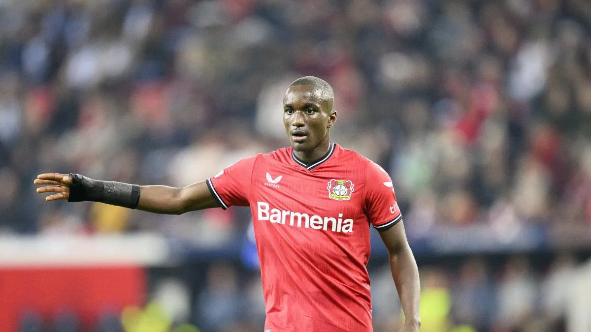 Moussa Diaby berseragam Bayer Leverkusen di sesi latihan